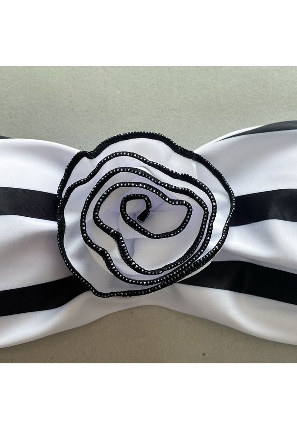 Intica - Strój kąpielowy bez ramiączek z wycięciami na plażę Alfeu. Kolor: wielokolorowy. Materiał: materiał