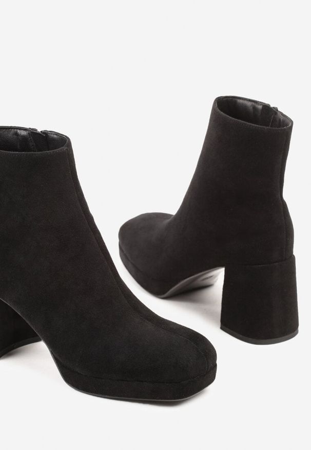 Renee - Czarne Botki Vices do Kostki z Imitacji Zamszu na Słupkowym Obcasie Vedvira. Okazja: na co dzień. Kolor: czarny. Materiał: zamsz. Obcas: na obcasie. Styl: casual, elegancki. Wysokość obcasa: średni