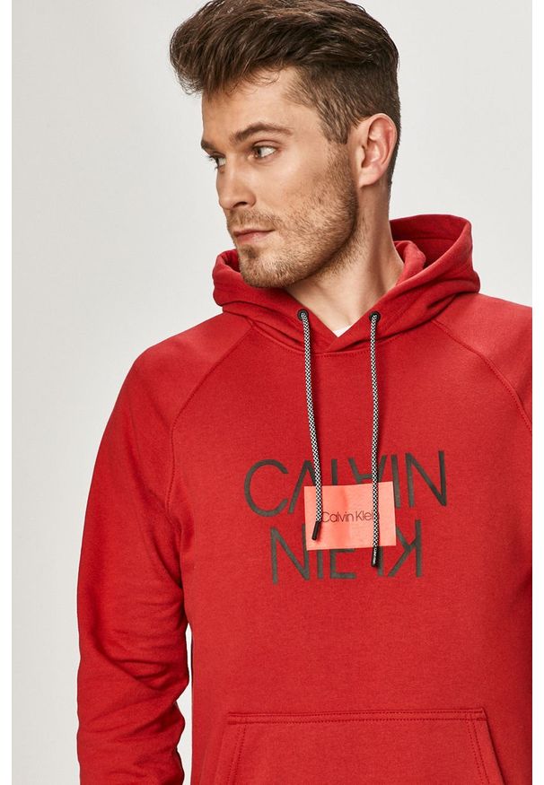 Calvin Klein - Bluza bawełniana. Okazja: na co dzień. Typ kołnierza: kaptur. Kolor: czerwony. Materiał: bawełna. Wzór: nadruk. Styl: casual