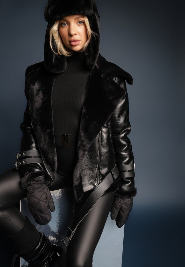 Renee - Czarna Kurtka Biker Adadina. Okazja: na co dzień. Kolor: czarny. Materiał: futro. Długość rękawa: długi rękaw. Długość: długie. Wzór: aplikacja, paski. Styl: elegancki, casual