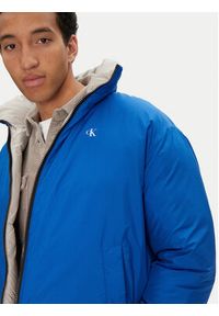 Calvin Klein Jeans Kurtka zimowa 90's J30J324438 Niebieski Oversize. Kolor: niebieski. Materiał: syntetyk. Sezon: zima #5