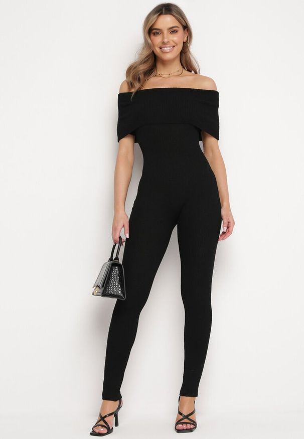 Born2be - Czarny Elastyczny Kombinezon Dopasowany z Hiszpańskim Dekoltem Necta. Okazja: na imprezę. Kolor: czarny
