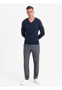 Ombre Clothing - Męski elegancki sweter BASIC V-neck z wiskozą – granatowy V2 - Rozmiar: M. Okazja: do pracy, na co dzień. Typ kołnierza: dekolt w serek. Kolor: niebieski. Materiał: wiskoza. Wzór: haft. Styl: elegancki #5