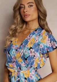 Renee - Niebiesko-Żółta Rozkloszowana Sukienka z Kopertowym Dekoltem i Wiązanym Paskiem Kanges. Kolor: niebieski. Materiał: materiał, tkanina, wiskoza. Wzór: aplikacja. Sezon: lato. Typ sukienki: kopertowe #3
