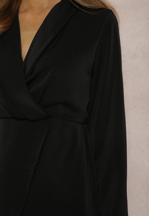 Renee - Czarna Sukienka Periope. Typ kołnierza: kolnierz wykładany. Kolor: czarny. Długość rękawa: długi rękaw. Typ sukienki: kopertowe. Długość: mini