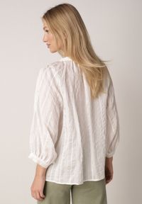 Born2be - Biała Rustykalna Bluzka z Tencelu Ozdobiona Wiązaniem Koronką i Koralikami Sachi. Okazja: na co dzień. Kolor: biały. Materiał: koronka. Długość rękawa: długi rękaw. Długość: długie. Wzór: aplikacja, koronka. Styl: casual #3