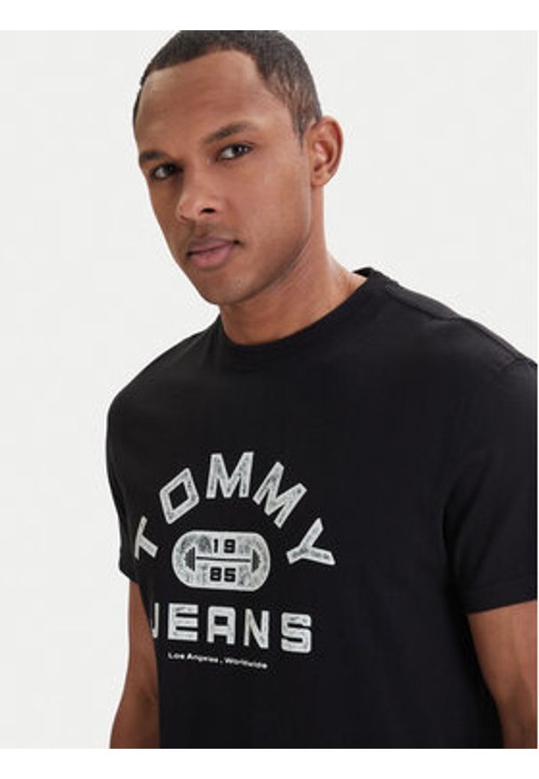 Tommy Jeans T-Shirt DM0DM22551 Czarny Regular Fit. Kolor: czarny. Materiał: bawełna