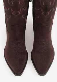 Born2be - Ciemnobrązowe Kozaki Kowbojki na Stożku z Cholewką z Haftem i Wycięciem V Sorinna. Okazja: na co dzień. Kolor: brązowy. Materiał: jeans, dzianina. Szerokość cholewki: normalna. Wzór: haft. Obcas: na stożku. Styl: boho, casual, klasyczny. Wysokość obcasa: średni #4