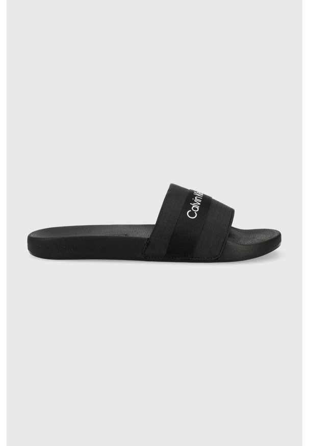 Calvin Klein Jeans klapki SLIDE WEBBING męskie kolor czarny YM0YM00393. Kolor: czarny. Materiał: włókno, materiał. Obcas: na obcasie. Wysokość obcasa: niski