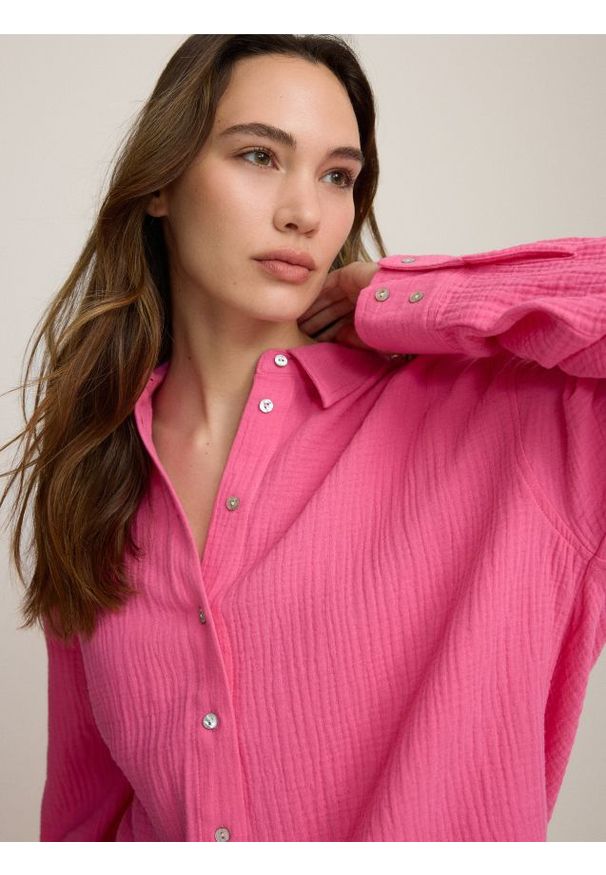 Reserved - Koszula oversize z bawełnianego muślinu - intensywny róż. Kolor: różowy. Materiał: bawełna