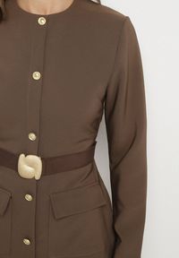 Born2be - Brązowa Elegancka Sukienka z Ozdobnymi Guzikami i Paskiem z Klamrą Esmilea. Okazja: na co dzień, do pracy, na spotkanie biznesowe. Kolor: brązowy. Długość rękawa: długi rękaw. Typ sukienki: proste. Styl: elegancki #3