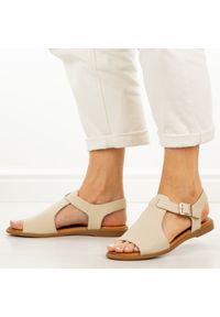 Beżowe skórzane płaskie sandały damskie Cambell 19391. Okazja: na co dzień. Zapięcie: pasek. Kolor: beżowy. Materiał: skóra. Wzór: aplikacja. Sezon: wiosna, lato. Obcas: na płaskiej podeszwie. Styl: elegancki, casual #1