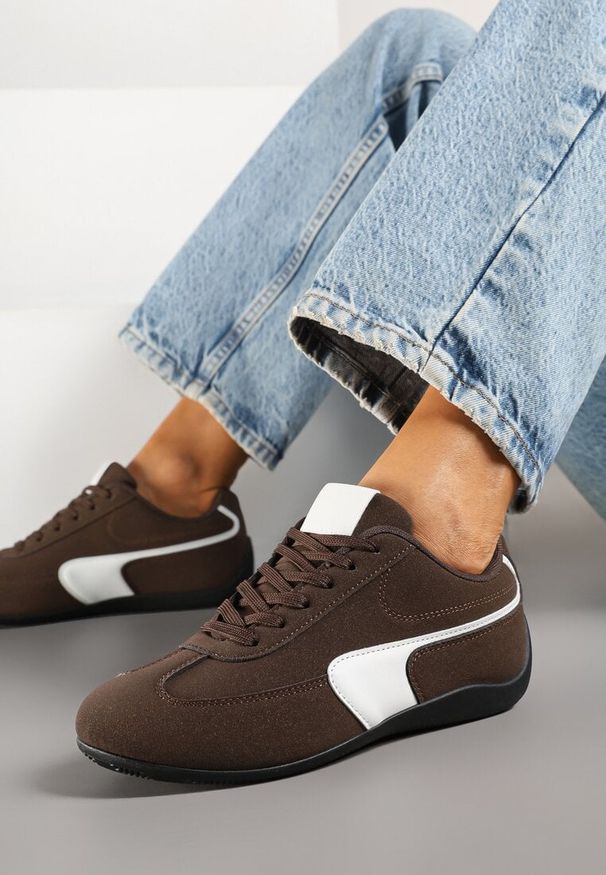 Born2be - Brązowe Sneakersy w Stylu Kultowych Tenisówek Virritia. Kolor: brązowy. Materiał: jeans. Wzór: aplikacja