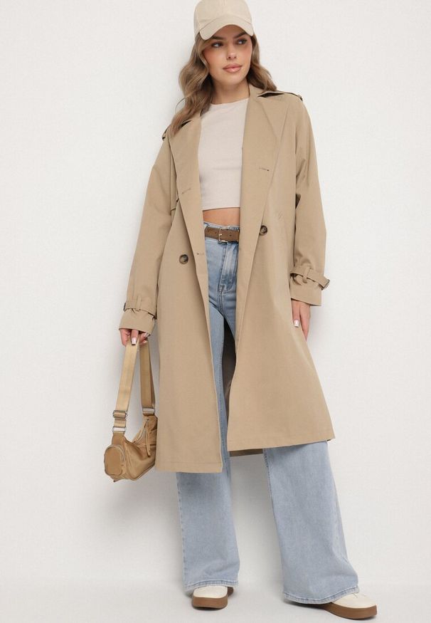 Born2be - Ciemnobeżowy Płaszcz Dwurzędowy Trencz Ozdobiony Paskiem i Pagonami Malwissa. Okazja: na co dzień. Kolor: beżowy. Materiał: jeans. Wzór: aplikacja. Sezon: wiosna, jesień. Styl: casual, elegancki