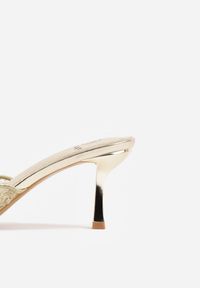 Born2be - Złote Klapki na Metalicznej Szpilce z Koronkową Cholewką Thyxyphise. Okazja: na ślub cywilny, na wesele. Kolor: złoty. Materiał: koronka. Wzór: aplikacja #8