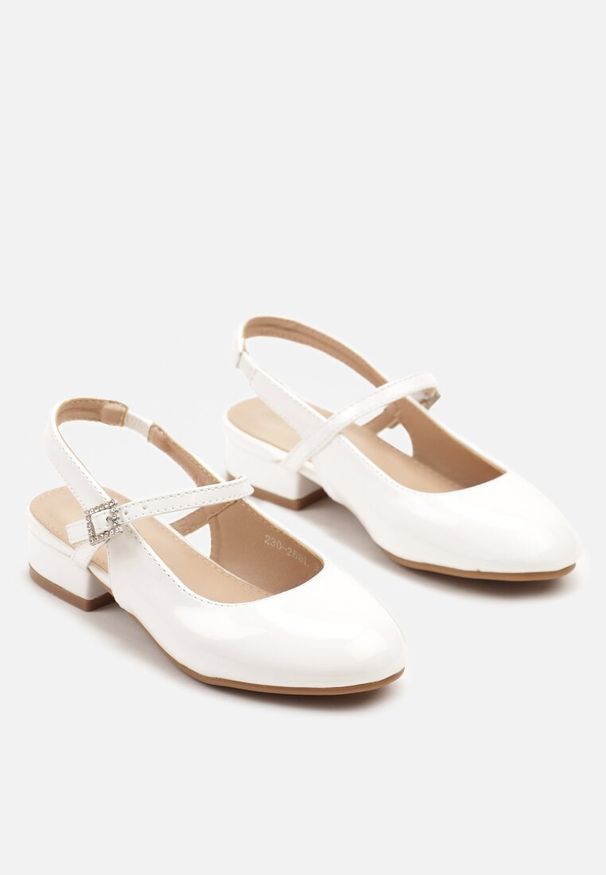 Renee - Białe Sandały Lakierowane Bez Pięty Reiloria. Okazja: na co dzień, na imprezę. Zapięcie: sprzączka. Kolor: biały. Materiał: lakier. Styl: elegancki, casual