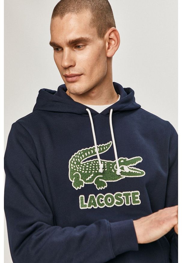 Lacoste Bluza męska kolor granatowy z kapturem z nadrukiem. Okazja: na co dzień. Typ kołnierza: kaptur. Kolor: niebieski. Wzór: nadruk. Styl: casual