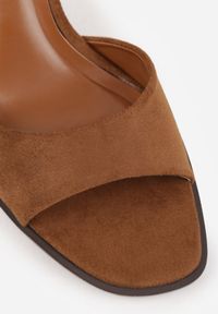Born2be - Jasnobrązowe Minimalistyczne Klapki na Szpilce VICES z Imitacji Zamszu Fodita. Okazja: na co dzień. Kolor: brązowy. Materiał: zamsz. Obcas: na szpilce. Styl: casual, elegancki. Wysokość obcasa: średni #8
