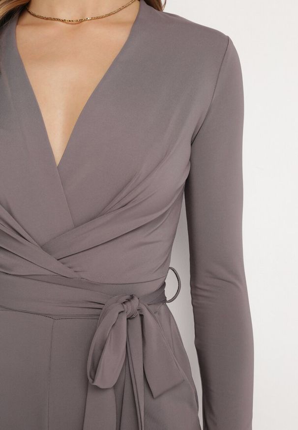 Born2be - Szary Kombinezon z Kopertowym Dekoltem Cizine. Okazja: na co dzień. Kolor: szary. Długość rękawa: długi rękaw. Długość: długie. Styl: casual