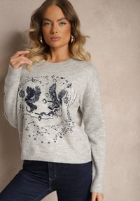 Renee - Jasnoszary Sweter Ozdobiony Haftowanym Wzorem w Ptaki Inarielle. Okazja: na co dzień. Kolor: szary. Długość rękawa: długi rękaw. Długość: długie. Wzór: aplikacja, haft. Styl: klasyczny, casual #3