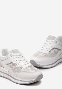 Renee - Białe Eleganckie Sneakersy z Brokatem i Metalicznymi Naszywkami Desmerana. Kolor: biały. Wzór: aplikacja #4