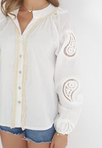 Born2be - Biała Bawełniana Koszula z Szydełkowymi Wstawkami ze Wzorem Paisley Laiyla. Kolor: biały. Materiał: bawełna. Wzór: paisley #3