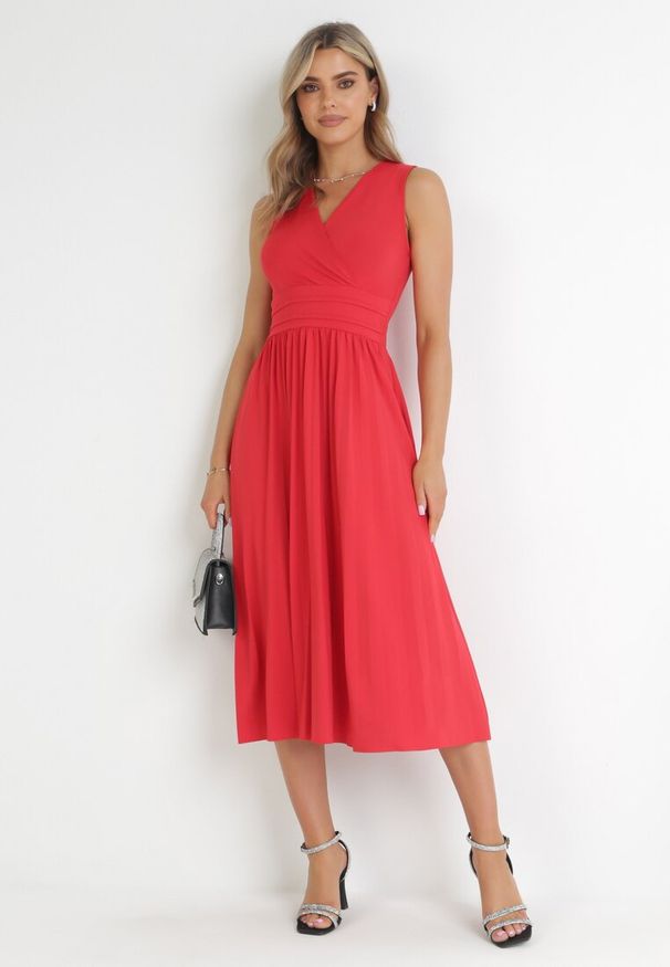 Born2be - Czerwona Sukienka Midi Bez Rękawów z Plisowanym Dołem Dreana. Kolor: czerwony. Długość rękawa: bez rękawów. Styl: elegancki. Długość: midi