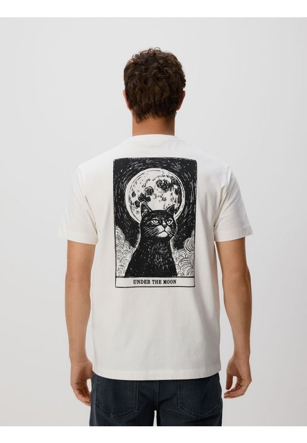 Reserved - T-shirt regular z nadrukiem na plecach - złamana biel. Materiał: dzianina, bawełna. Wzór: nadruk