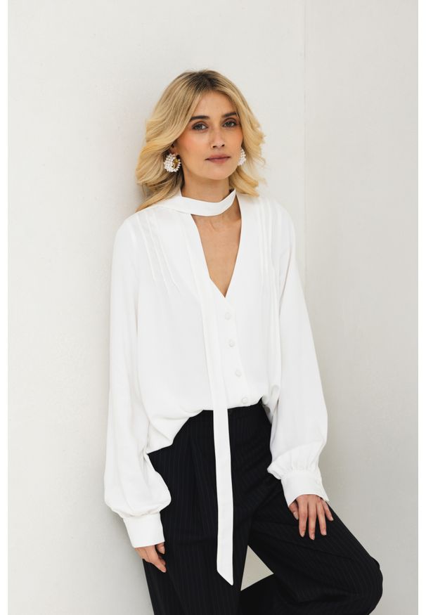 KOSZULA NATALIE BIAŁA S - Flawless. Okazja: na co dzień. Typ kołnierza: dekolt w kształcie V. Kolor: biały. Materiał: skóra, wiskoza. Styl: casual, elegancki