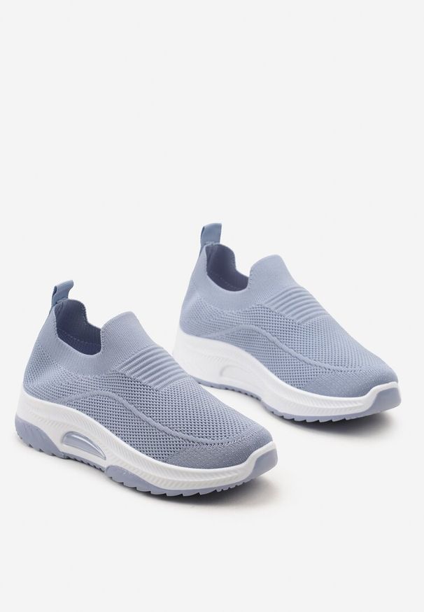 Renee - Niebieskie Casualowe Buty Sportowe na Grubszej Podeszwie Ozdobione Perforacją Fiovena. Okazja: na co dzień. Kolor: niebieski. Materiał: jeans. Wzór: aplikacja
