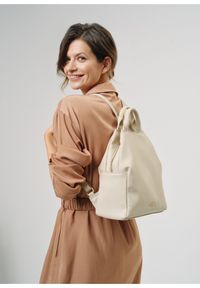 Ochnik - Kremowy plecak damski z imitacji skóry. Kolor: biały. Materiał: skóra #2