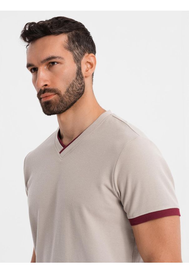 Ombre Clothing - T-shirt męski z kontrastowymi wstawkami i dekoltem w serek – beżowy V2 OM-TSCT-0198 - XXL. Okazja: na co dzień. Typ kołnierza: dekolt w serek. Kolor: beżowy. Materiał: dzianina, materiał, bawełna. Długość: krótkie. Styl: sportowy, casual