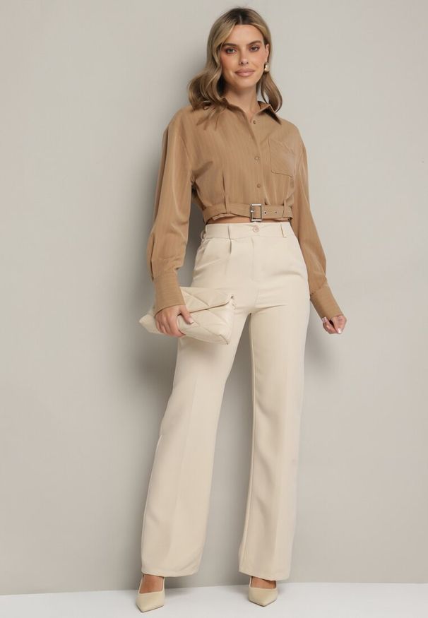 Born2be - Beżowa Krótka Koszula z Ozdobnym Paskiem z Klamrą na Dole Arirti. Kolor: beżowy. Materiał: materiał. Długość: krótkie. Styl: klasyczny