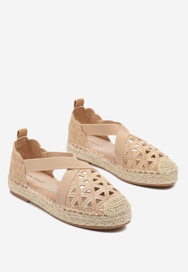 Renee - Ciemnobeżowe Espadryle na Plecionej Podeszwie z Ażurowymi Zdobieniami Deothra. Okazja: na co dzień. Nosek buta: okrągły. Zapięcie: pasek. Kolor: beżowy. Materiał: jeans. Wzór: ażurowy, aplikacja. Obcas: na płaskiej podeszwie. Styl: casual, elegancki