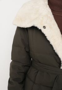 Born2be - Ciemnozielona Pikowana Kurtka z Futerkowym Kołnierzem i Wiązanym Paskiem Seratta. Okazja: na co dzień. Kolor: zielony. Materiał: jeans. Styl: casual, elegancki #6