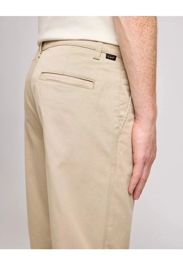 Lee - MESKIE SPODNIE MATERIALOWE LEE REGULAR CHINO STONE 112342929
