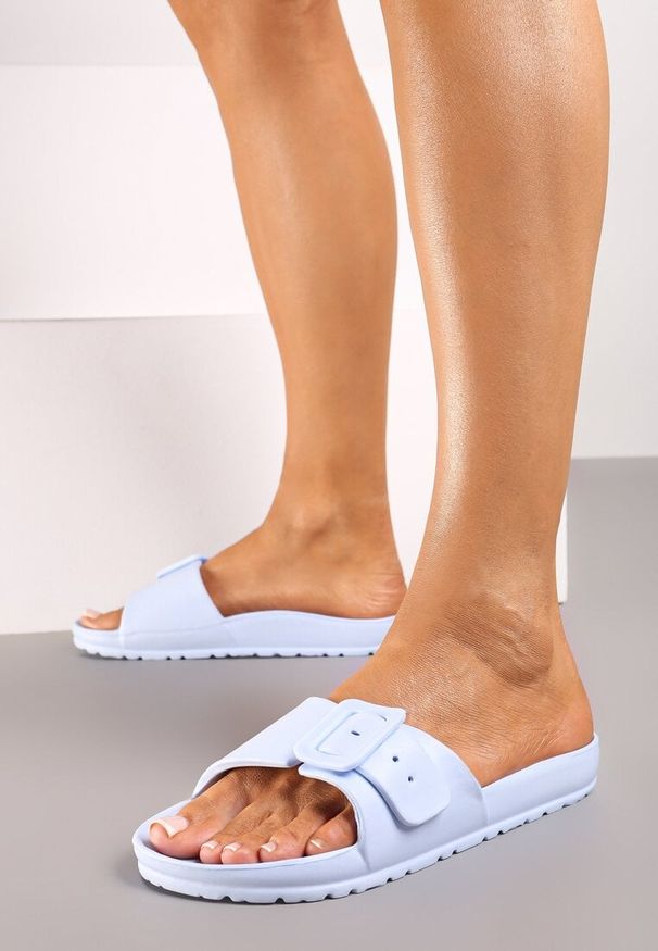 Born2be - Jasnoniebieskie Płaskie Piankowe Klapki z Klamerką Nelithia. Okazja: na co dzień. Nosek buta: otwarty. Kolor: niebieski. Materiał: jeans, guma. Sezon: lato. Obcas: na obcasie. Styl: casual, klasyczny, elegancki. Wysokość obcasa: niski