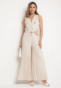 Born2be - Beżowy Kombinezon Taliowany z Dekoltem V i Paskiem z Guzikami Fillara. Okazja: na co dzień. Kolor: beżowy. Długość rękawa: długi rękaw. Długość: długie. Styl: klasyczny, casual, elegancki #2