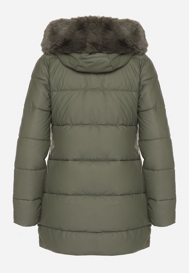 Born2be - Zielona Taliowana Kurtka Pikowana z Kapturem z Futrem Nalaseva. Okazja: na co dzień. Typ kołnierza: kaptur. Kolor: zielony. Materiał: futro. Sezon: zima. Styl: elegancki, casual