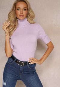 Renee - Fioletowy Sweter Golf z Guzikami na Krótkich Rękawach Adaleena. Typ kołnierza: golf. Kolor: fioletowy. Długość rękawa: krótki rękaw. Długość: krótkie. Sezon: jesień, wiosna #1