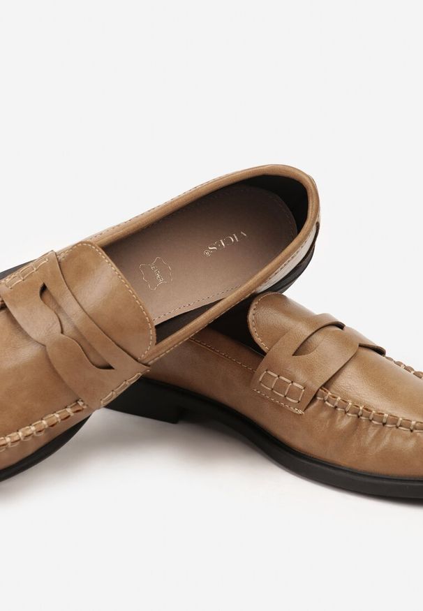 Renee - Ciemnobeżowe Mokasyny Vices z Marszczeniem i Wkładką ze Skóry Naturalnej Mestia. Okazja: na co dzień. Kolor: beżowy. Materiał: skóra. Styl: casual, elegancki, klasyczny