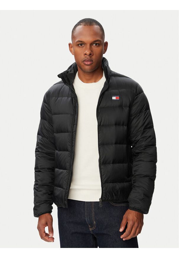 Tommy Jeans Kurtka puchowa DM0DM23231 Czarny Regular Fit. Kolor: czarny. Materiał: syntetyk