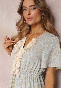 Renee - Jasnoniebieska Sukienka Boho z Chwostami i Ażurowymi Zdobieniami Poniti. Kolor: niebieski. Długość rękawa: krótki rękaw. Wzór: aplikacja, ażurowy. Typ sukienki: rozkloszowane. Styl: boho. Długość: maxi #4