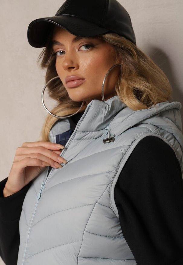 Renee - Jasnoniebieska Kamizelka z Odpinanym Kapturem Ozdobiona Pikowaniem i Zasuwanymi Kieszeniami Valentea. Okazja: na co dzień. Kolor: niebieski. Materiał: jeans. Wzór: aplikacja. Styl: elegancki, casual