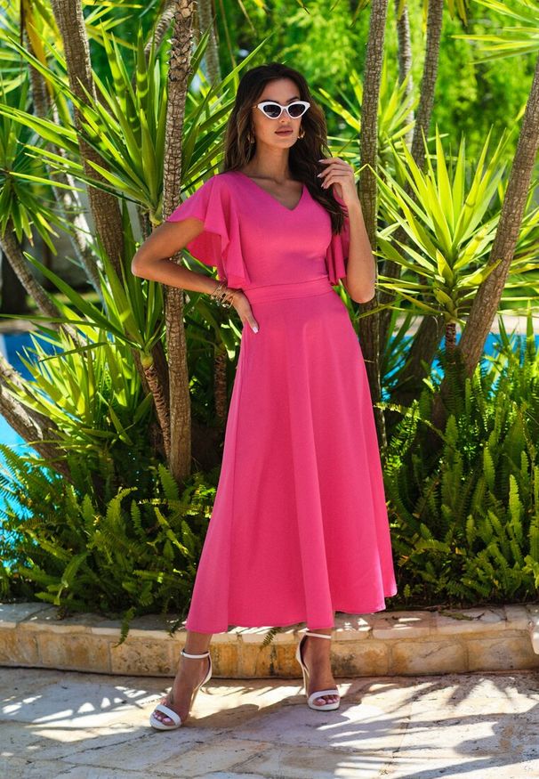 Renee - Fuksjowa Sukienka o Rozkloszowanym Kroju z Falbanami Bouchard. Typ kołnierza: dekolt w kształcie V. Kolor: różowy. Materiał: tkanina. Wzór: jednolity, gładki. Styl: klasyczny, wizytowy. Długość: maxi