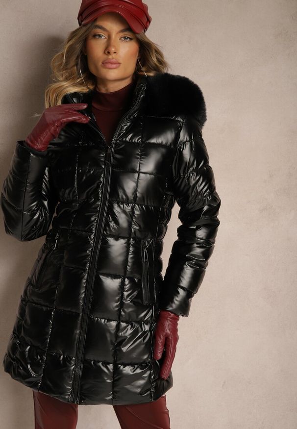 Renee - Czarna Kurtka z Pikowaniem i Odpinanym Kapturem Ozdobiona Futerkiem Izarella. Kolor: czarny. Materiał: futro. Wzór: aplikacja. Styl: elegancki, street