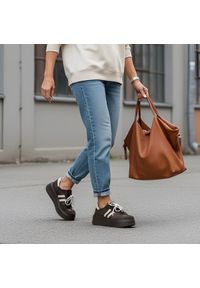 Sneakersy damskie Armodo, na wysokiej platformie i sznurowane z wygodnymi wkładkami, czekolada, N1068S10. Zapięcie: pasek. Kolor: brązowy. Materiał: zamsz, skóra, jeans. Obcas: na platformie. Styl: sportowy, retro #1