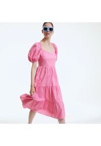 Reserved - Bawełniana sukienka z falbanami - Różowy. Kolor: różowy. Materiał: bawełna