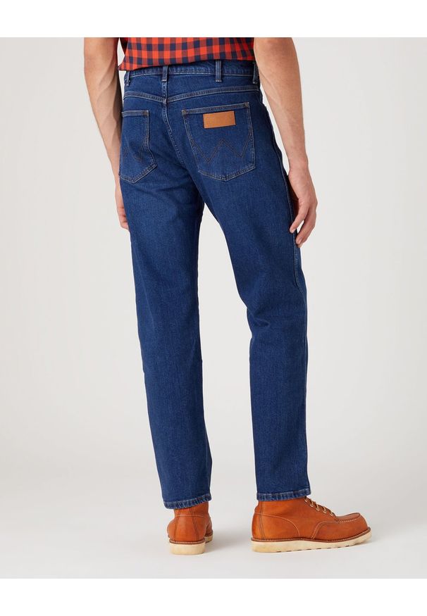 Wrangler - WRANGLER FRONTIER DANCING WATER Spodnie jeansowe męskie. Okazja: do pracy, na spacer, na co dzień. Kolor: niebieski. Materiał: jeans. Styl: casual