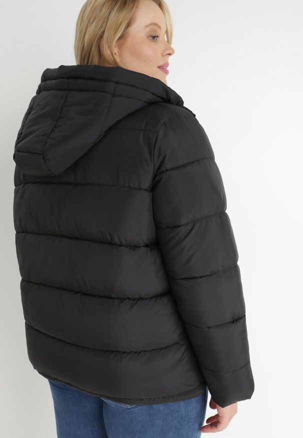 Born2be - Czarna Kurtka z Kapturem Pikowana Bauwens. Okazja: na co dzień. Typ kołnierza: kaptur. Kolekcja: plus size. Kolor: czarny. Długość: długie. Wzór: aplikacja. Materiał: jeans, futro, materiał. Długość rękawa: długi rękaw. Sezon: zima, jesień. Styl: casual